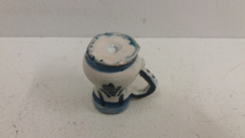 Kannetjes in wit met delfts blauw / Jugs in white with delft blue