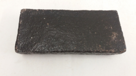 Zwarte asbak rode gevlamde binnenkant / Black ashtray glaced red inside