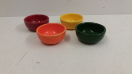 Setje kleine schaaltjes in 4 kleuren 7 cm. / Set little bowls in 4 colors 2.7 inch