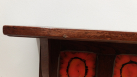 Mooie oude kapstok met oranje tegels / Nice old coat rack with orange tiles