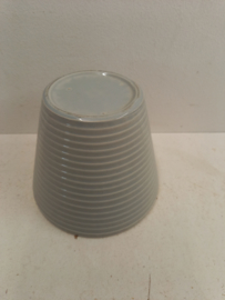 Bloempot grijs lijntjes 13.5 cm. / Planter in gray with lines 5.31 inch.