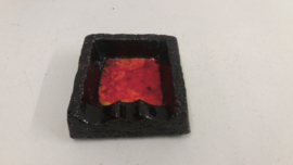 Zwarte asbak rode-gele binnenkant / Black ashtray glaced red-yellow inside