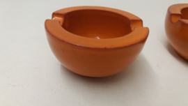 Setje asbakken in oranje glazuur  / Set ashtrays in orange glace