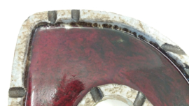 Asbak in grove klei met rode binnenkant / Ashtray in coarse clay red inside