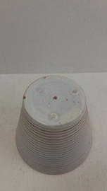 Wit bloempotje met ribbels nr. 2110 /  White planter with ribs number 2110