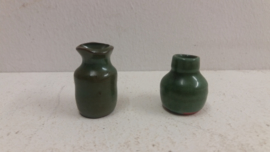 3 kleine mini vaasjes 3 x 1 cm. / 3 small vases 1.18 x 0.39 inch.