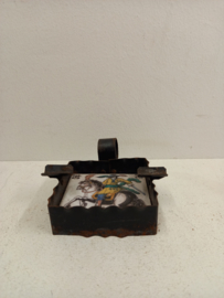 Tegeltje met metalen  asbakje. / Little tile with a metal ashtray.