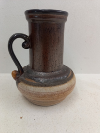 Strehla kan in bruin fatlava nr. 9011  / Strehla jug in brown fatlava nr. 9011