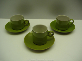 Groene kop en schotels witte binnenkant  / Green cup and saucers white inside