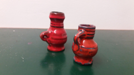 2 rode kannetjes met afwijkend oortje  / 2 red little jugs different handle