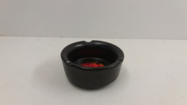 Asbak met oranje en rode afwerking / Ashtray black with red and orange finish