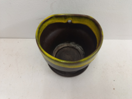 Grote bruine hangpot met gele glazuur. / Large brown hanging planter with yellow glace.
