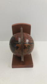 Boekensteuntjes met wereldbol 15.5 x 18 cm./ Bookends with globes 6.1 x 7.1 inch.