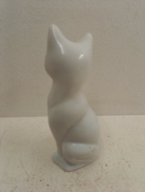 Mooi keramiek wit poesje 12 cm. / Beautiful ceramic white cat 4.72 inch.