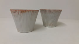Bloempotjes in wit  met ribbel gemerkt A / Planters in white with rib marked A
