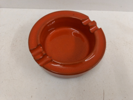 Mooie oranje asbak. / Nice orange ashtray.