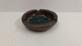 Mooie asbak in blauw met grove structuur / Nice ashtray in blue with coarse structure