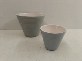 Bloempot grijs lijntjes 13.5 cm. / Planter in gray with lines 5.31 inch.