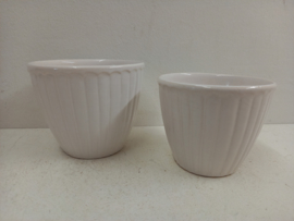 2 witte potjes in nummer 2100 / 2 white planters in number 2100