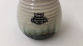 Adco klein ribbel vaasje groen 11 cm. / Adco small ribbed vase green 4.3 inch.