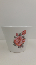 Bloempot in wit met roze rozen / Planter in white with pink roses