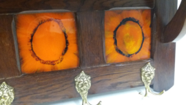 Mooie oude kapstok met oranje tegels / Nice old coat rack with orange tiles