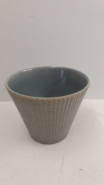 Grijs bloempotje gemerkt ADCO / Gray planter marked ADCO