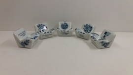 Set 5 stoeltjes asbakken Delfts blauw / Set 5 chair ashtrays Delfts blue