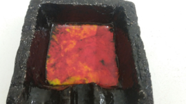 Zwarte asbak rode geglazuurde binnenkant / Black ashtray glaced red inside