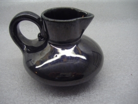 Kannetje zwart lusterglazuur 7 cm. Erica / Little jug in black lusterglaze 2.7 inch. Erica