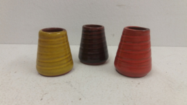 Kleine fatlava vaasjes in bruin met rood. / Small fatlava vases in brown with red.