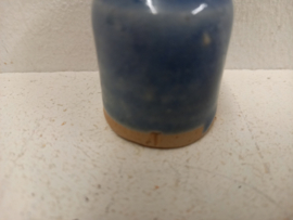 J vaasjes in blauw 3 tot en met 5.5 cm. / Little J vases in blue 1.18 till 2.16 inch