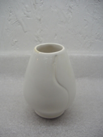 Vaasje in wit 10 centimeter. Erica / Little vase in white 3.9 inch. Erica
