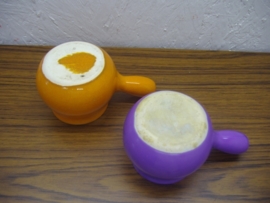 Kommetjes met steeltje oranje en paars / Litlle bowls with a handle orange and purple