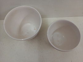 2 witte potjes in nummer 2100 / 2 white planters in number 2100