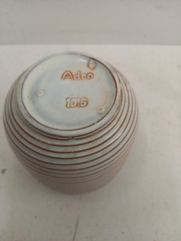 Adco klein ribbel vaasje 1016 10 cm. / Adco small ribbed vase 1016 3.9 inch.