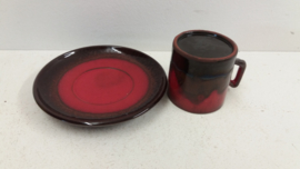 Rood en bruine kop en schotel  / Red and brown cup and saucer