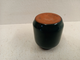 Klein donker groen vaasje 4.5 x 3.5 cm. / Little vase in dark green 1.77 x 1.37  inch.