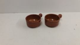 Oude sauskommetjes in bruin nr. 3528. / Old sauce bowls brown nr. 3528