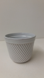 Bloempot in wit ribbel nummer 2045-0 Erica / Planter in white rib number 2045-0 Erica