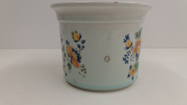 Set witte bloempotten met bloemen decor.  / Set white planters with flower decor.