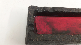 Zwarte asbak rode gevlamde binnenkant / Black ashtray glaced red inside