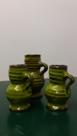 geel groene kannetjes met afwijkend oortje / yellow green little jugs different handle