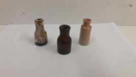 3 kleine mini vaasjes 3 x 1 cm. / 3 small vases 1.18 x 0.39 inch.