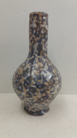 Mooie vaas gemerkt GW 22 cm. / Nice vase marked GW 8.66 inch.