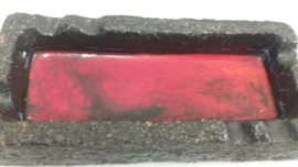 Zwarte asbak rode gevlamde binnenkant / Black ashtray glaced red inside