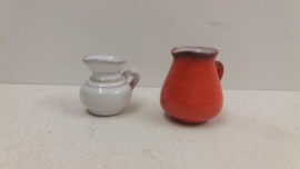 Kleine fatlava vaasjes in bruin met rood. / Small fatlava vases in brown with red.