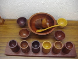 Eierdopjes en pindaset divers hout / Egg cups and peanut bowl divers wood