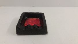 Zwarte asbak rode-gele binnenkant / Black ashtray glaced red-yellow inside