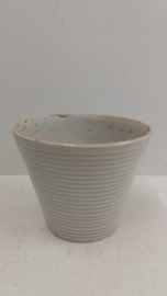Wit bloempotje met ribbels nr. 2110 /  White planter with ribs number 2110